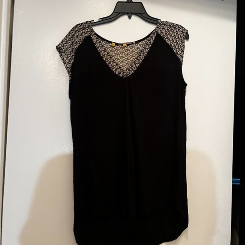 Little Yellow Button Black Daystripe Tee – Size Medium‎